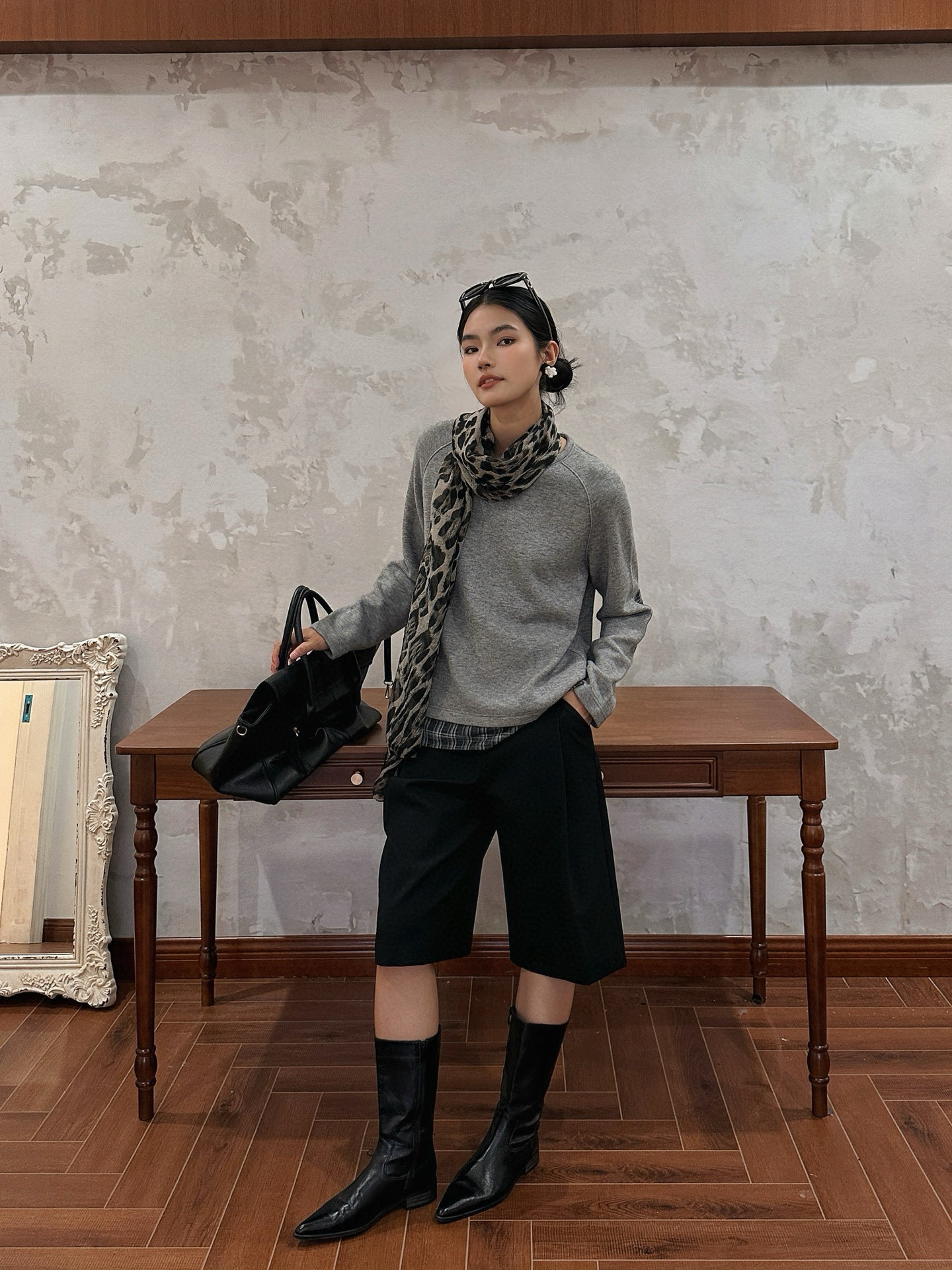 A+ 실버 울 블렌드 체크 레이어드 그레이 티셔츠 5