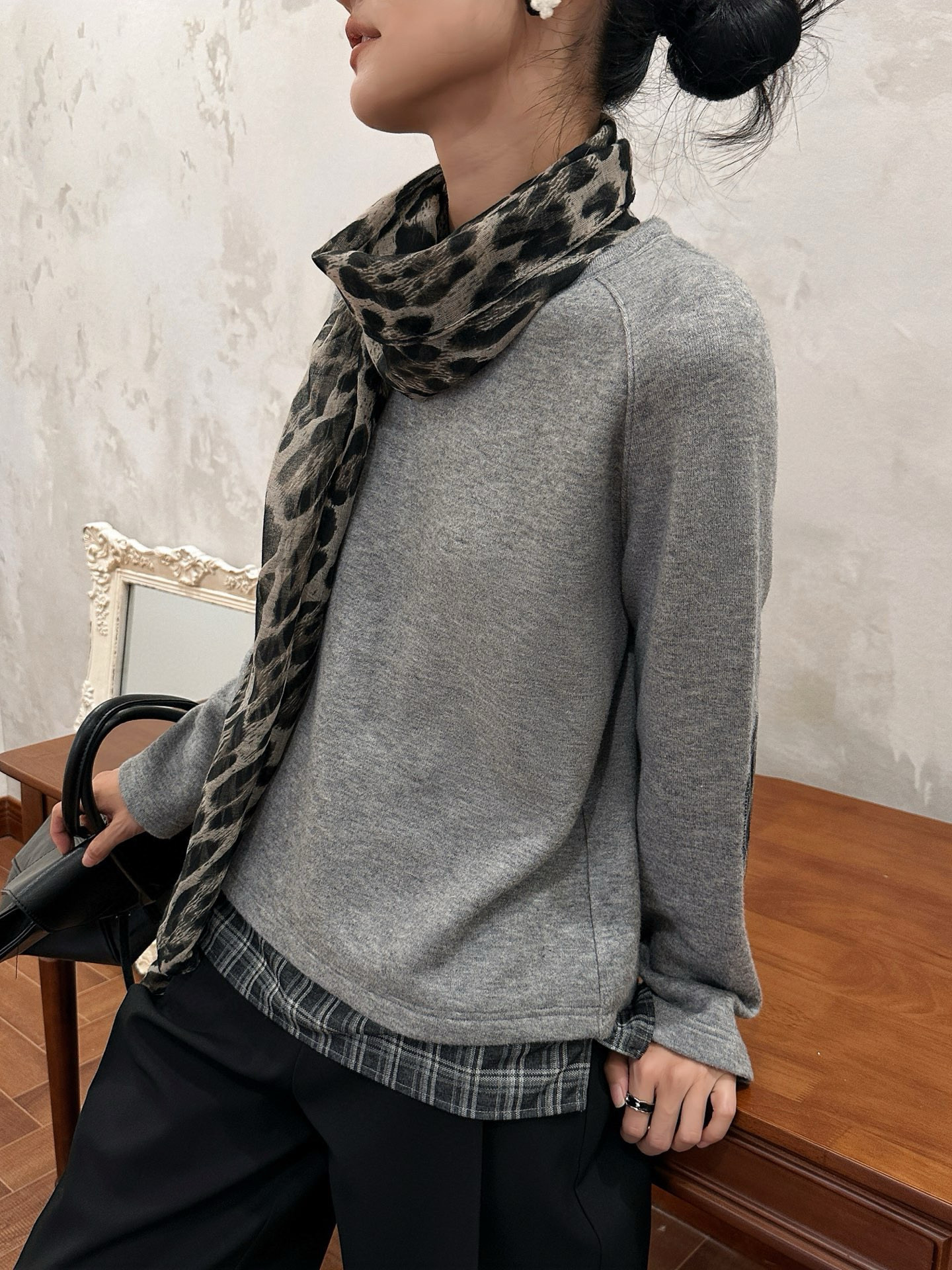 A+ 실버 울 블렌드 체크 레이어드 그레이 티셔츠 6