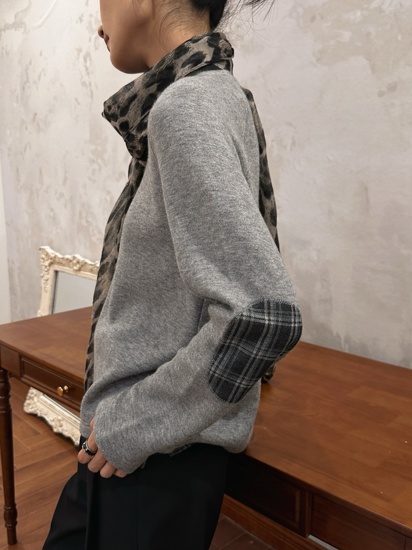 A+ 실버 울 블렌드 체크 레이어드 그레이 티셔츠 8