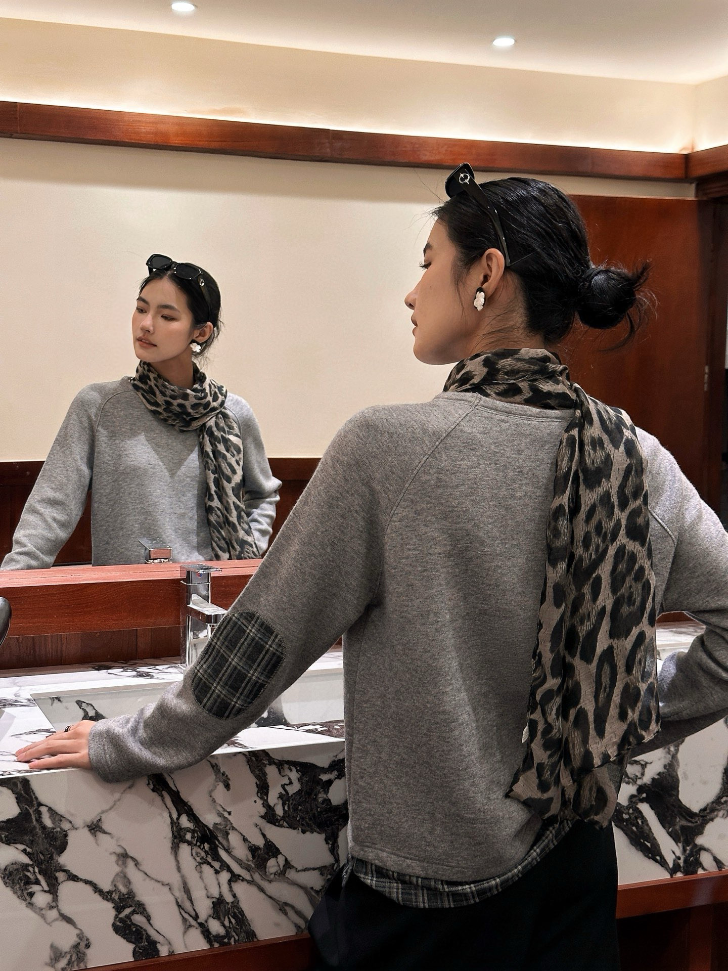 A+ 실버 울 블렌드 체크 레이어드 그레이 티셔츠 9