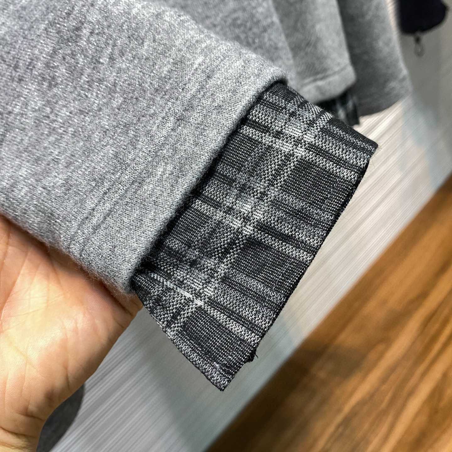 A+ 실버 울 블렌드 체크 레이어드 그레이 티셔츠 14