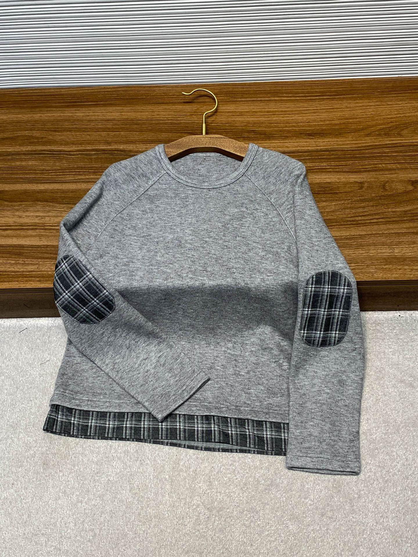 A+ 실버 울 블렌드 체크 레이어드 그레이 티셔츠 17