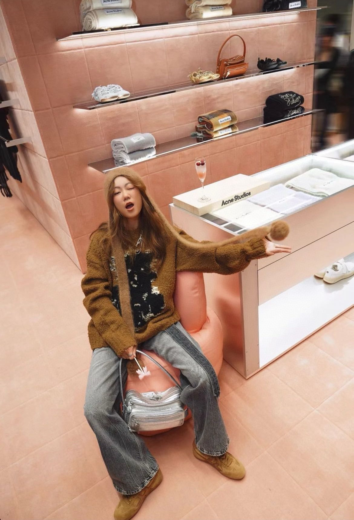 Acne Studios 여성 테디베어 자카드 라운드넥 울 니트 스웨터 4