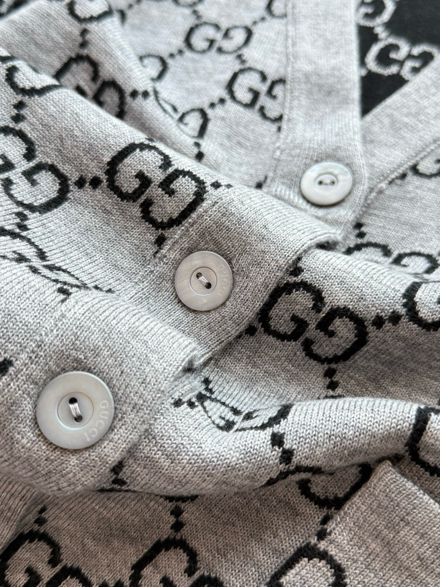 Gucci 구찌 GG 로고 리버서블 울 가디건 23