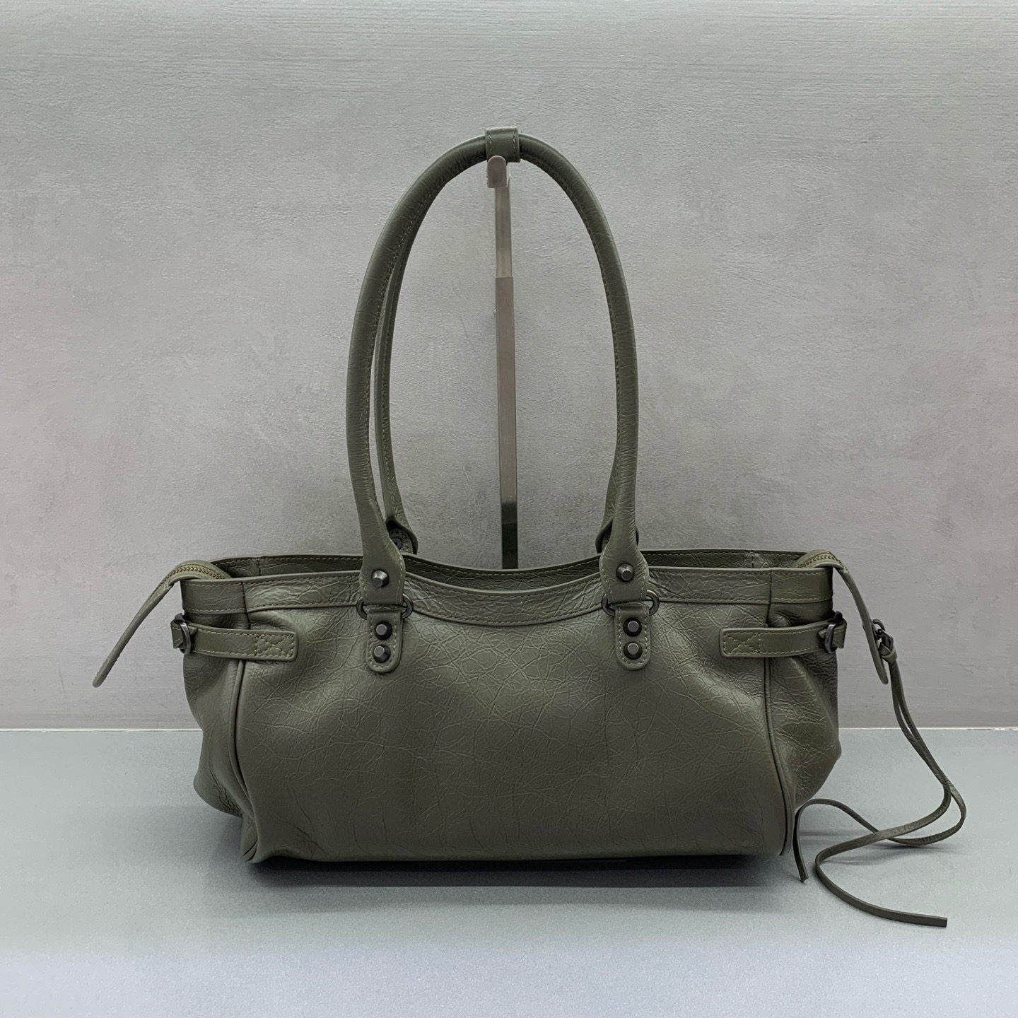 BALENCIAGA 발렌시아가 LE CITY 그린 이스트웨스트 오일드 레더 숄더백 5