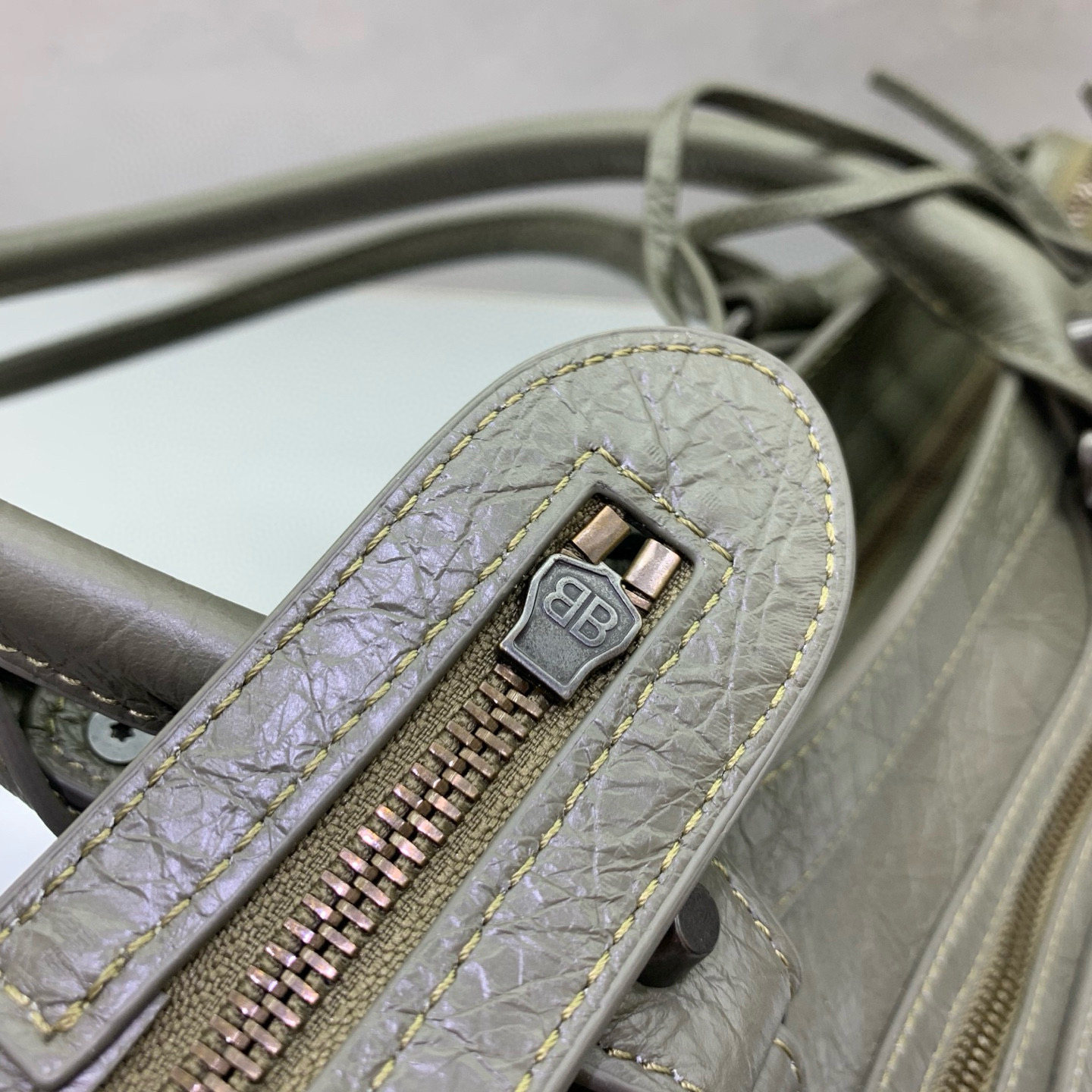 BALENCIAGA 발렌시아가 LE CITY 그린 이스트웨스트 오일드 레더 숄더백 7