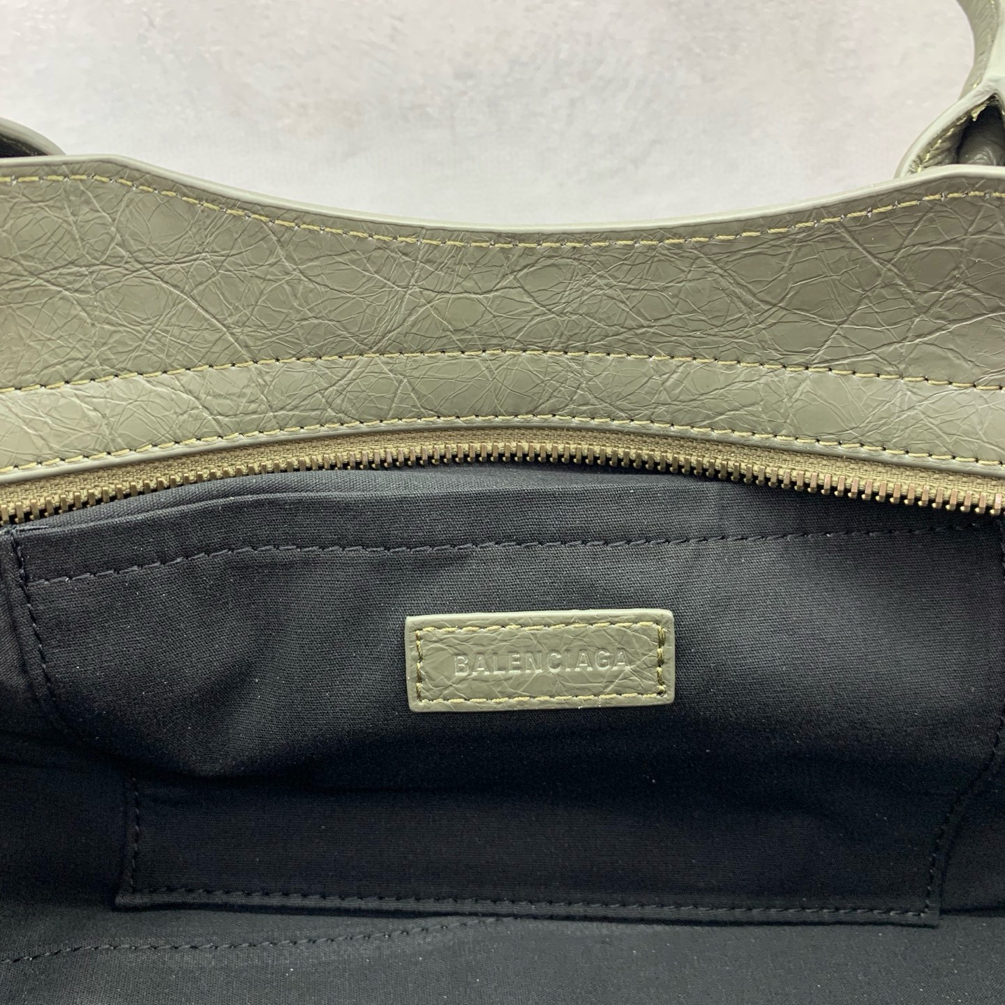 BALENCIAGA 발렌시아가 LE CITY 그린 이스트웨스트 오일드 레더 숄더백 11