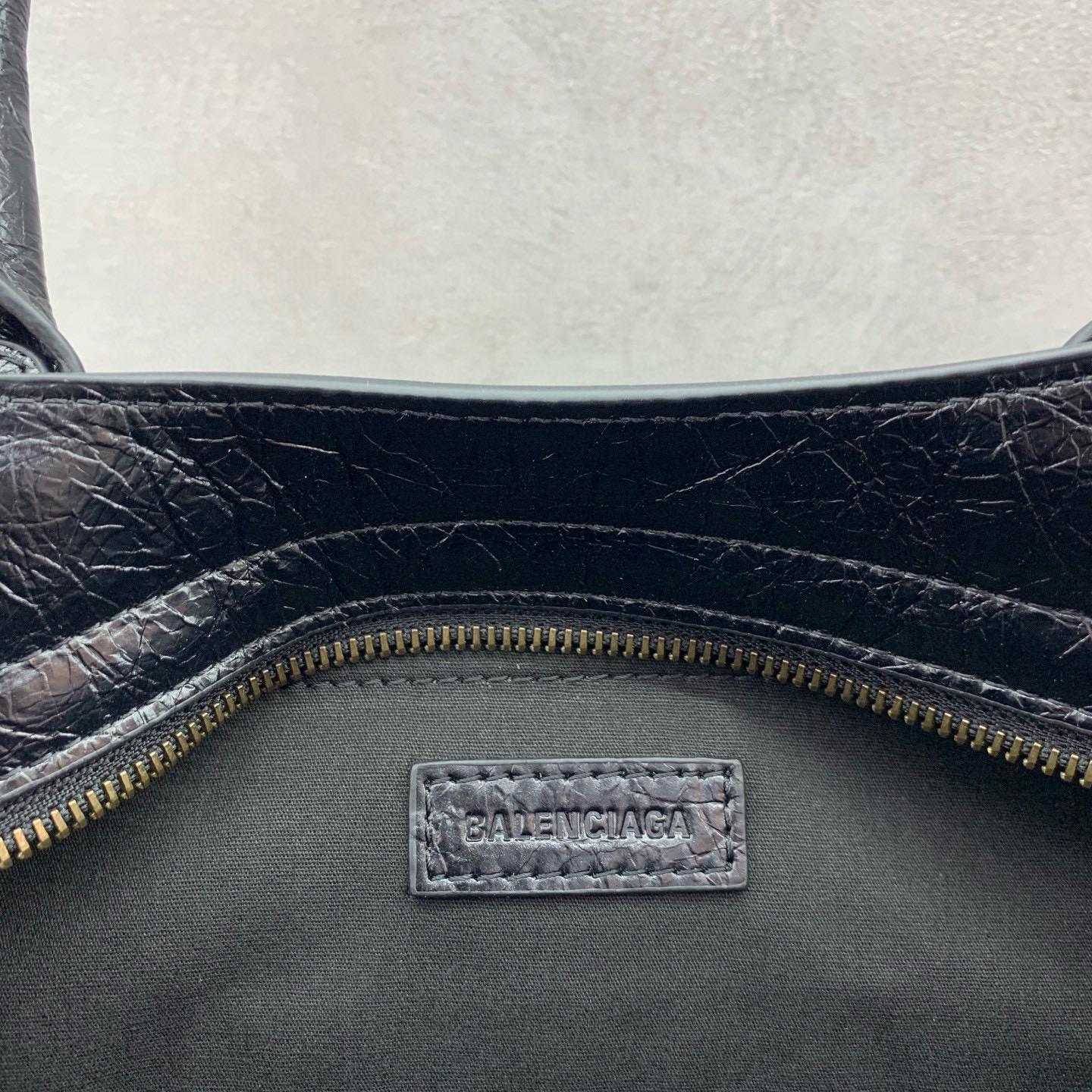 BALENCIAGA 발렌시아가 LE CITY 이스트웨스트 오일왁스 레더 숄더백 7