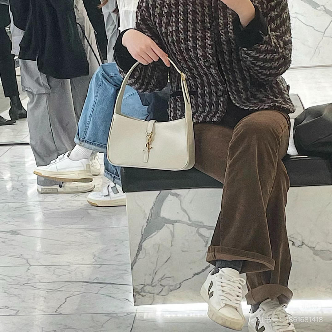 SAINT LAURENT LE 5 À 7 호보백 아이보리 3