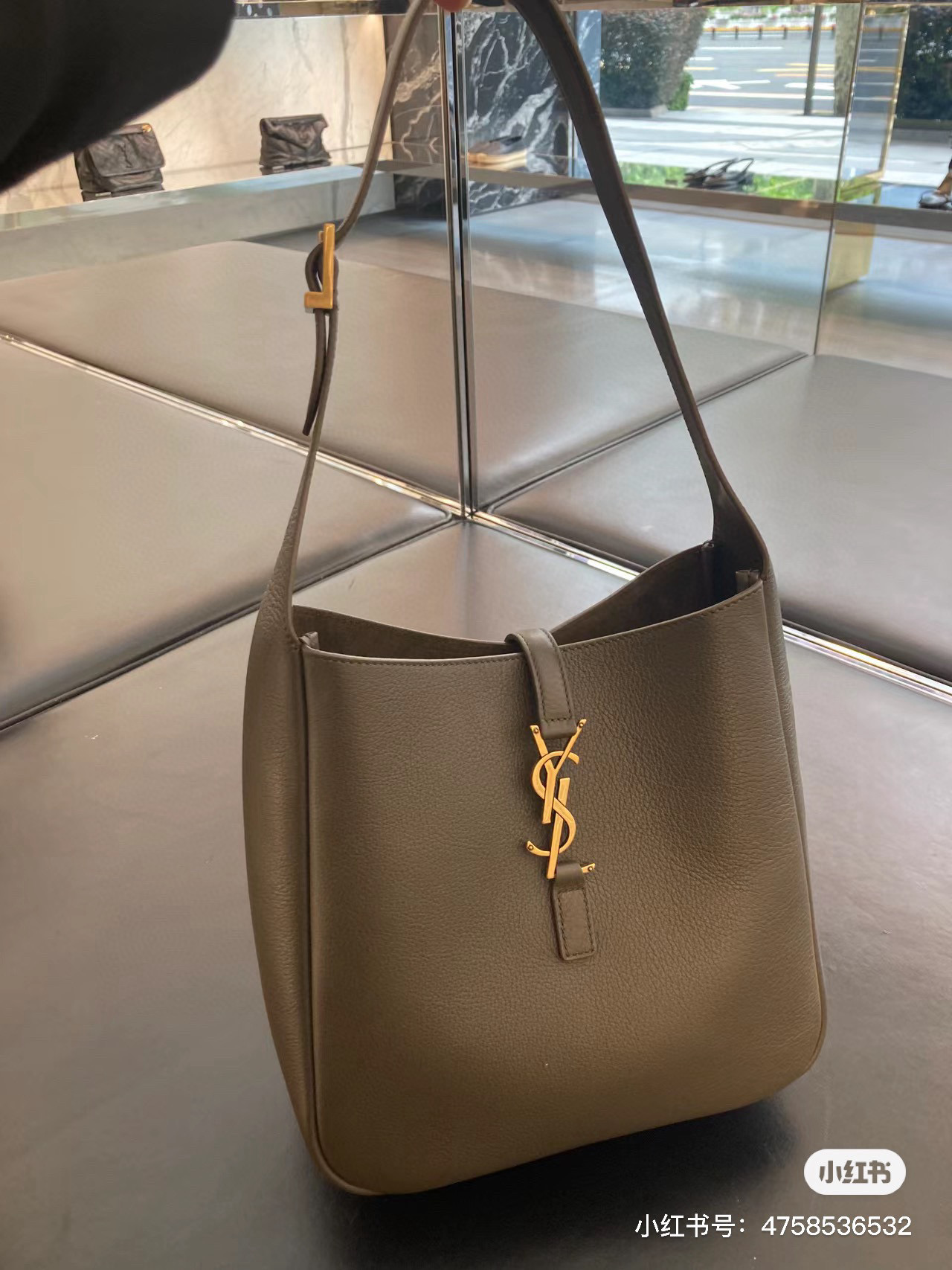 SAINT LAURENT LE 5 À 7 소형 부드러운 그레인 가죽 숄더백 8