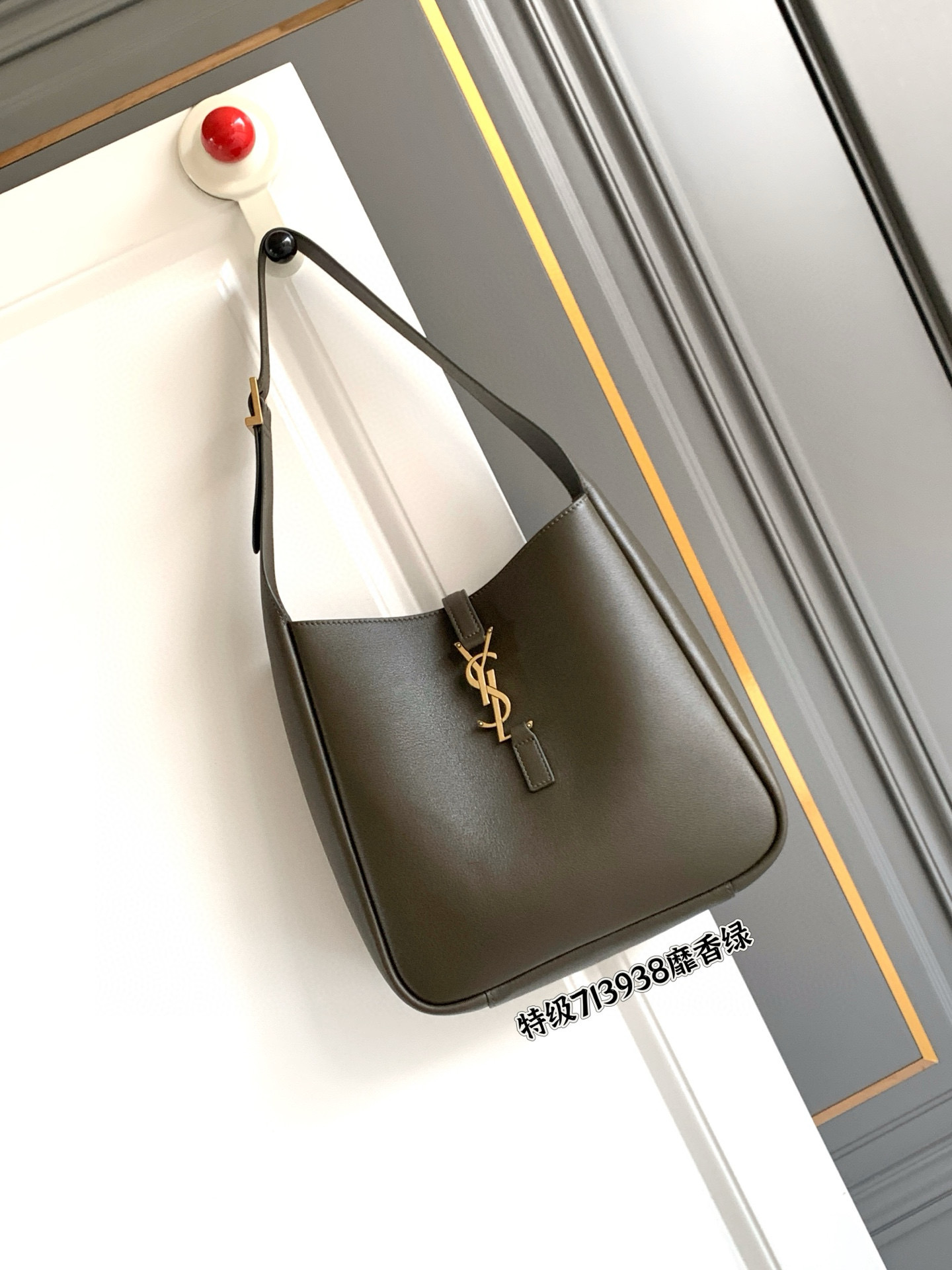 SAINT LAURENT LE 5 À 7 소형 부드러운 그레인 가죽 숄더백 13