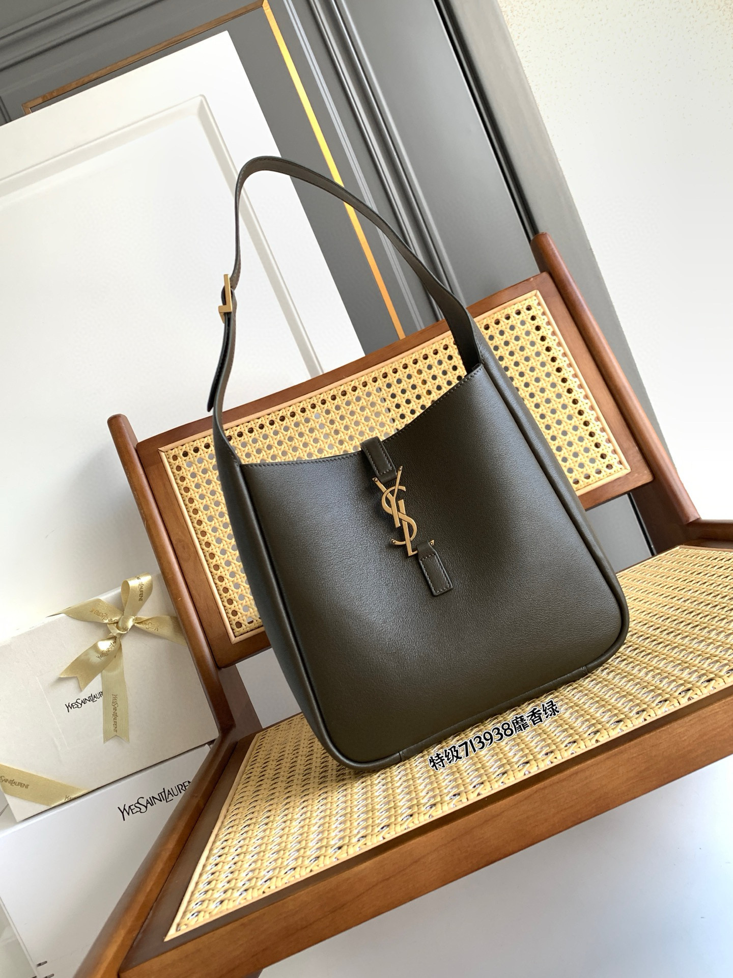 SAINT LAURENT LE 5 À 7 소형 부드러운 그레인 가죽 숄더백 14