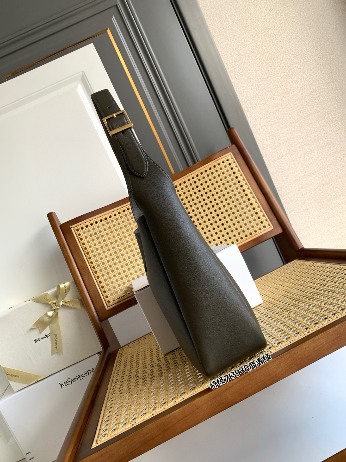 SAINT LAURENT LE 5 À 7 소형 부드러운 그레인 가죽 숄더백 15