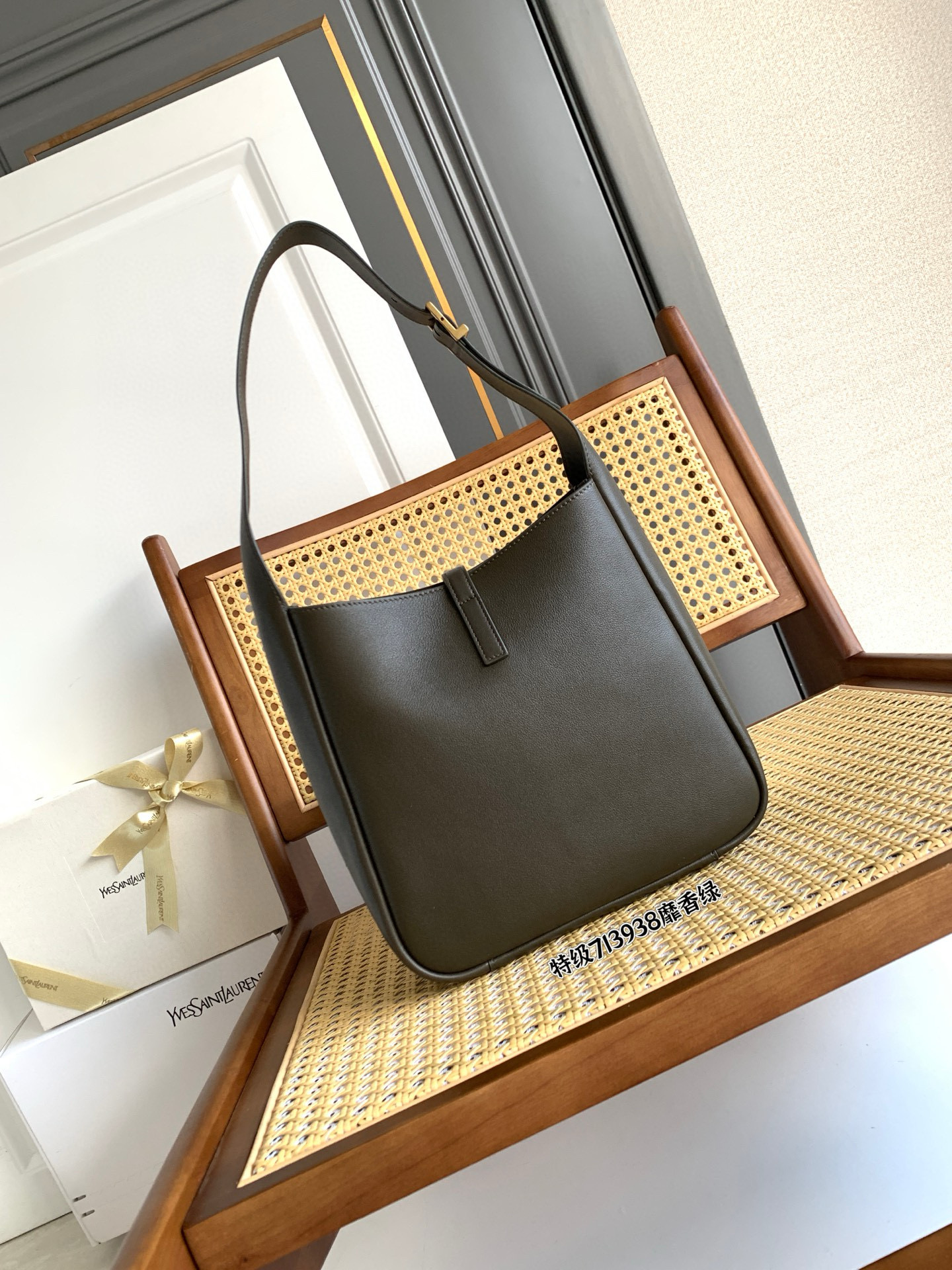 SAINT LAURENT LE 5 À 7 소형 부드러운 그레인 가죽 숄더백 16