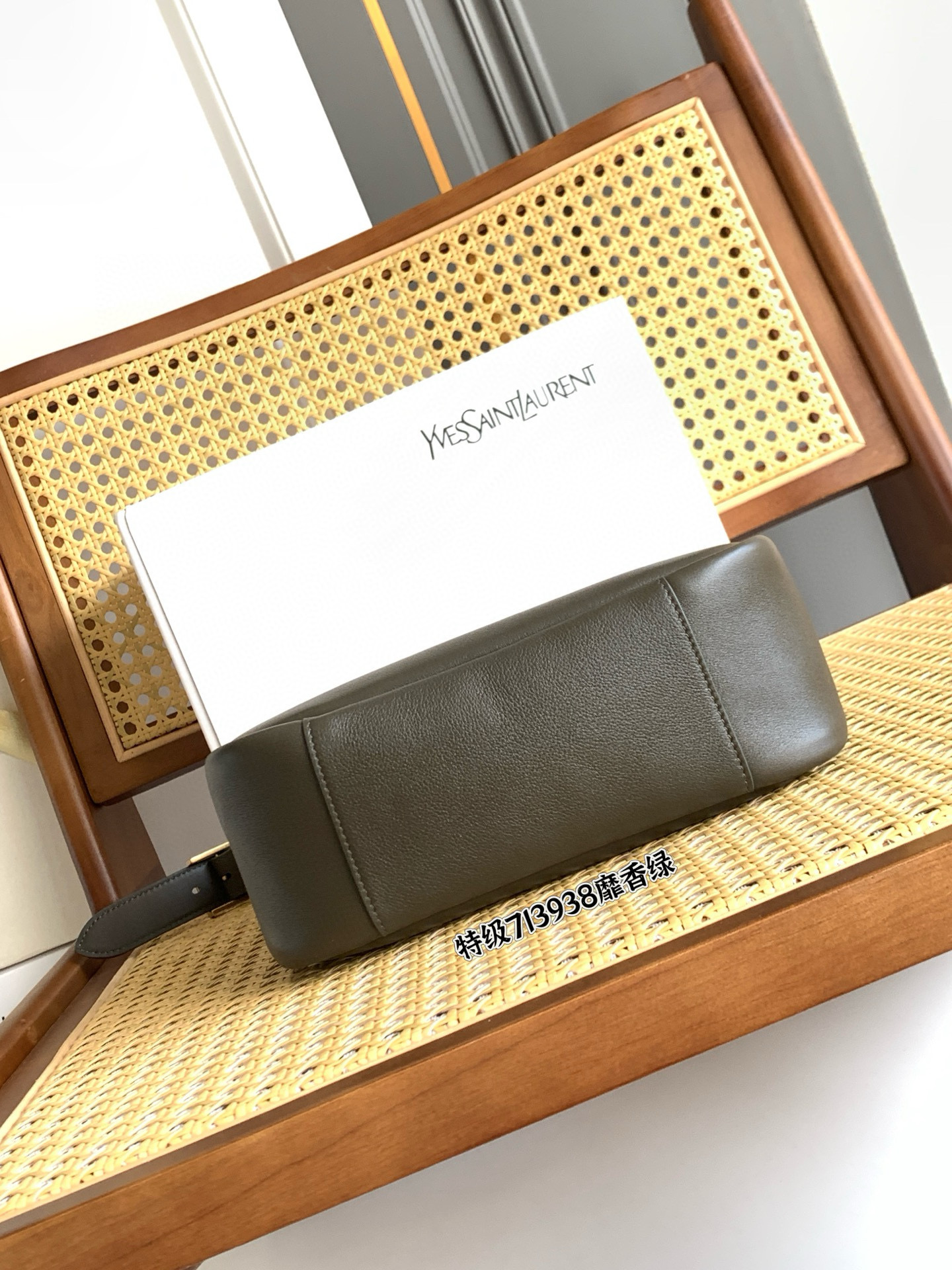 SAINT LAURENT LE 5 À 7 소형 부드러운 그레인 가죽 숄더백 17