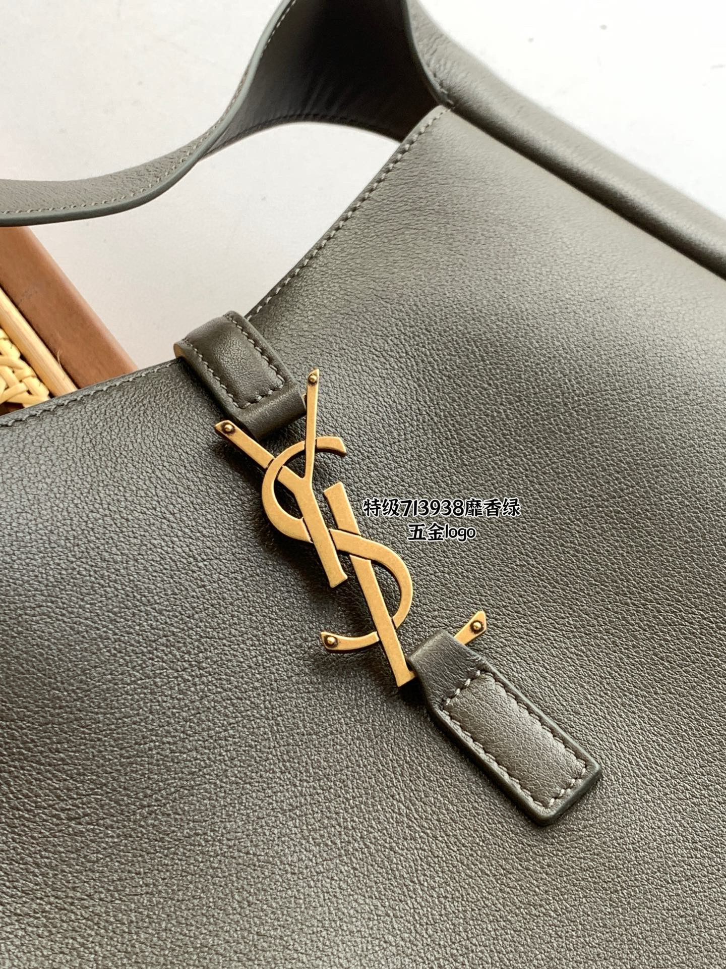 SAINT LAURENT LE 5 À 7 소형 부드러운 그레인 가죽 숄더백 18