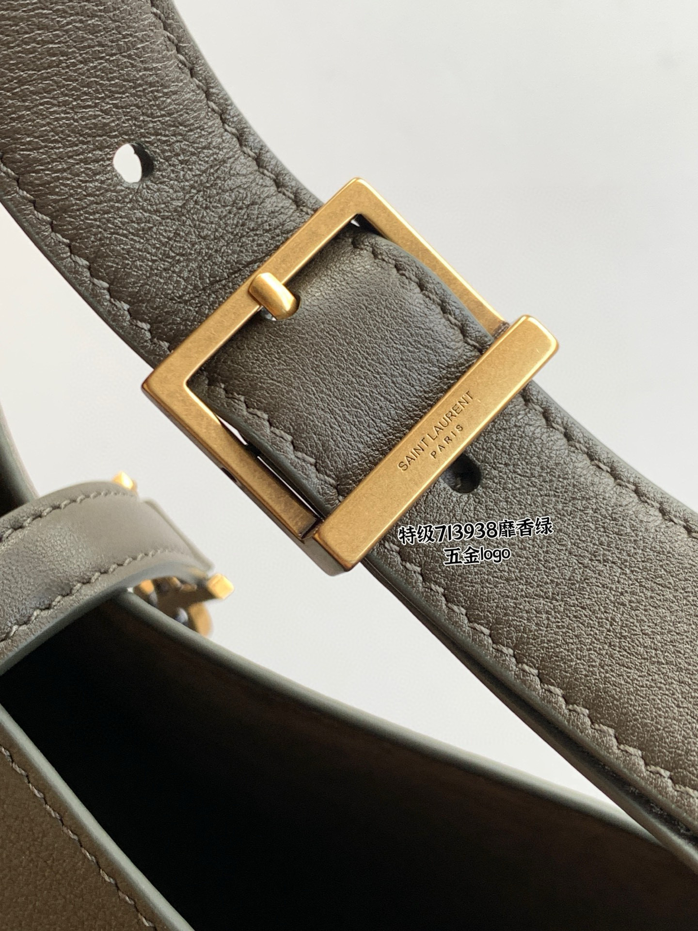 SAINT LAURENT LE 5 À 7 소형 부드러운 그레인 가죽 숄더백 19