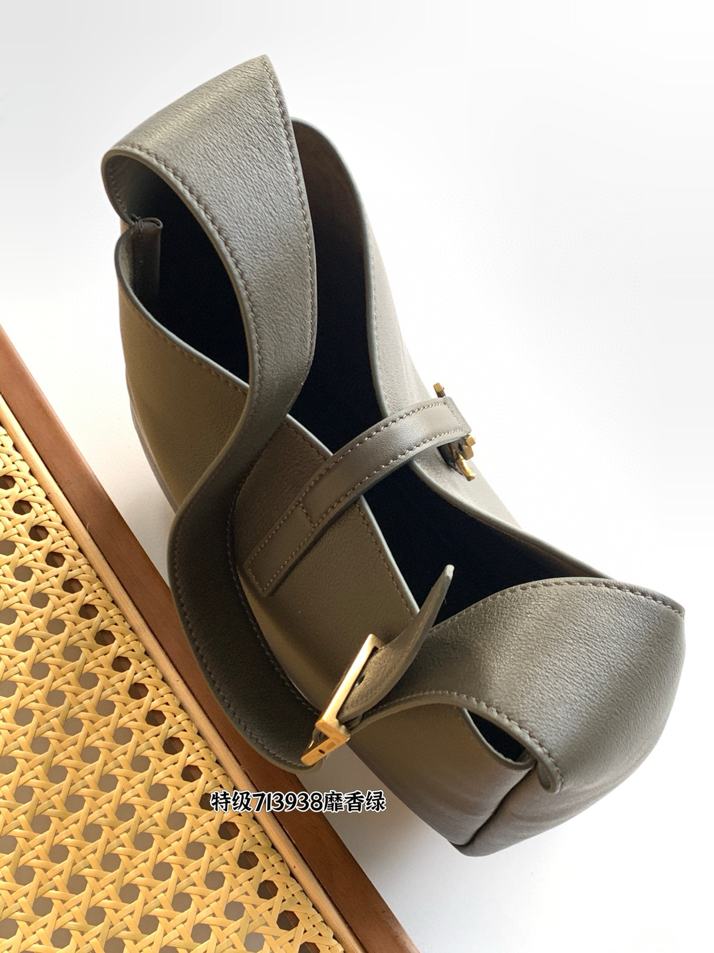 SAINT LAURENT LE 5 À 7 소형 부드러운 그레인 가죽 숄더백 20