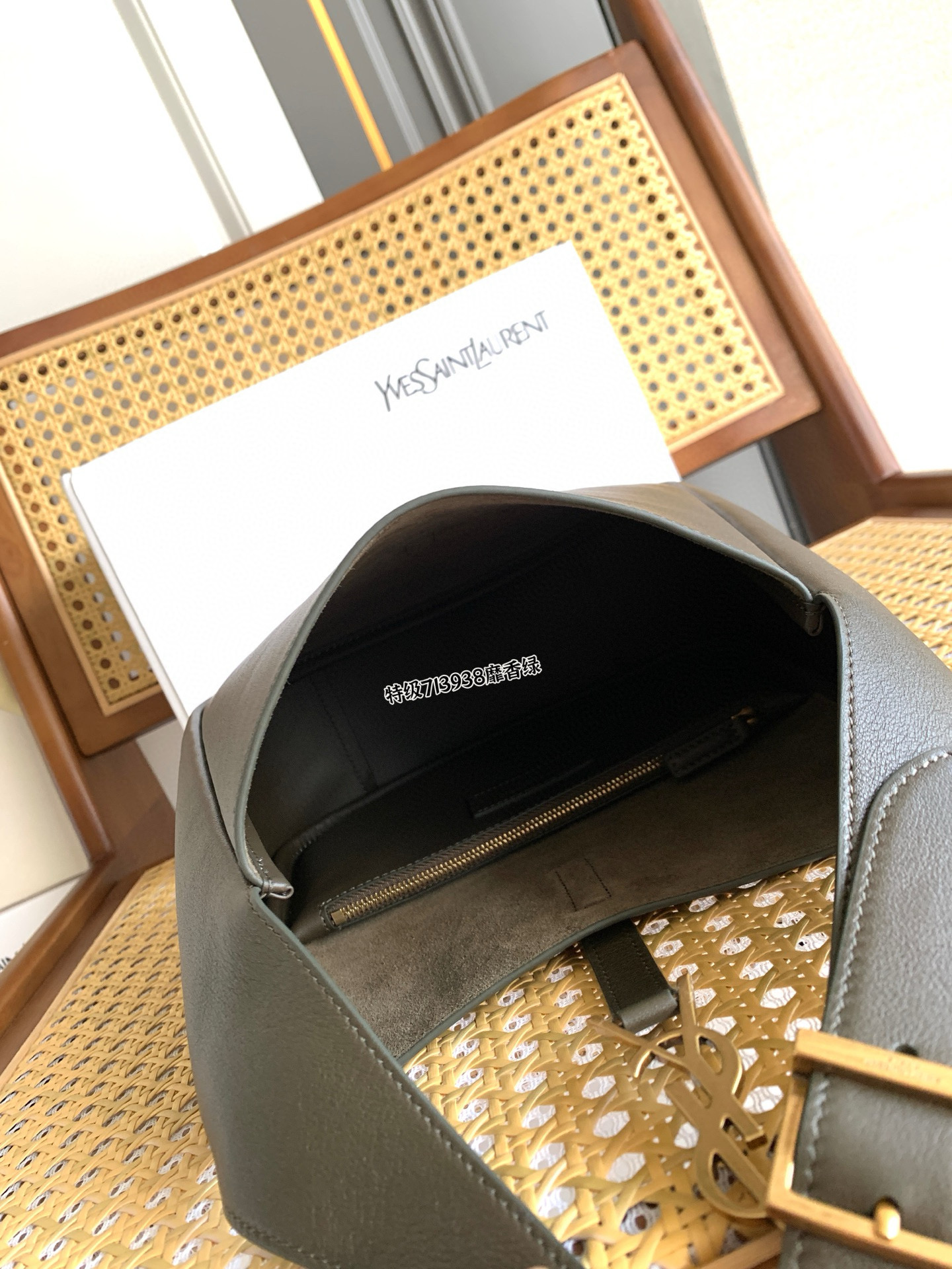 SAINT LAURENT LE 5 À 7 소형 부드러운 그레인 가죽 숄더백 21