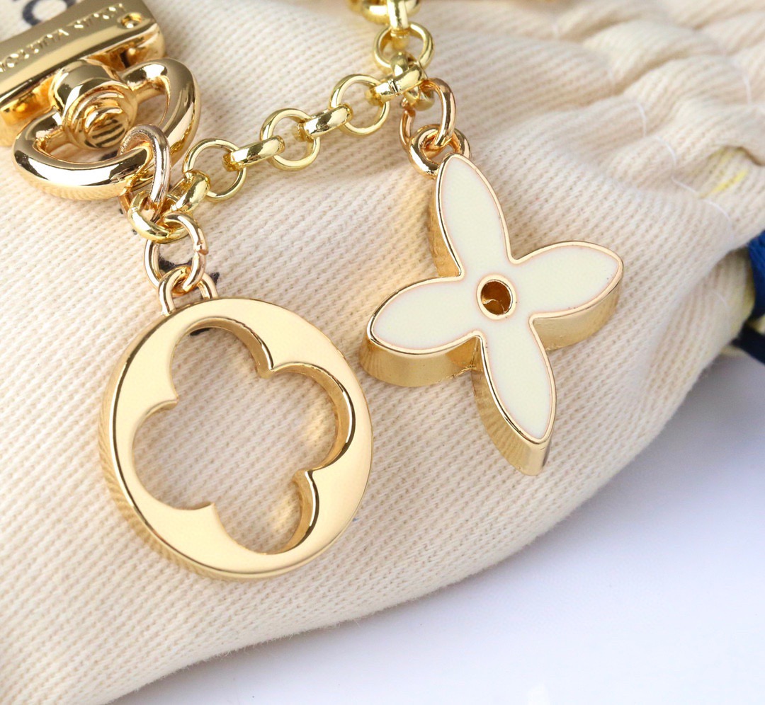 Louis Vuitton 루이비통 모노그램 플라워 골드 키링 참 5