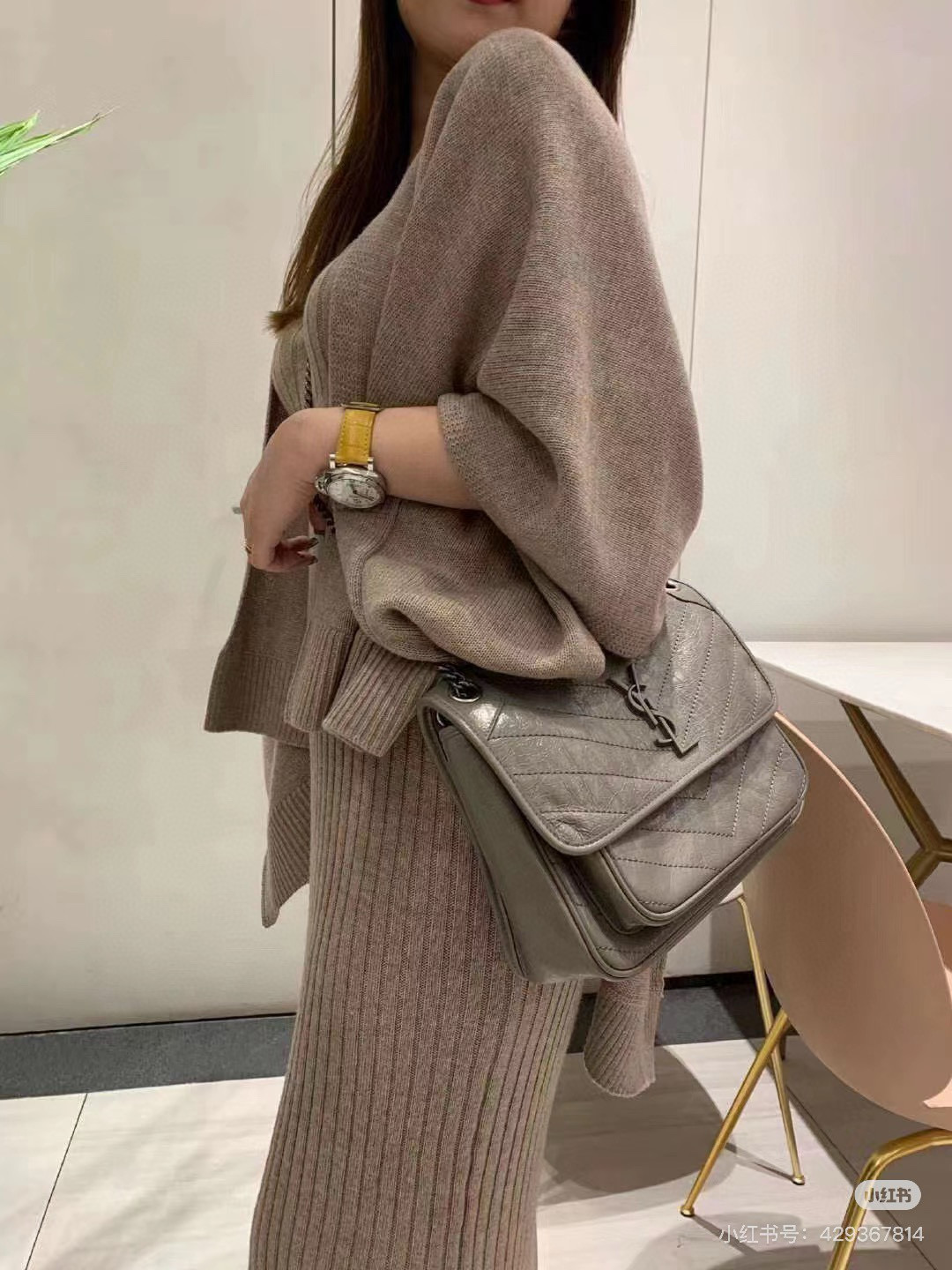 Saint Laurent NIKI 중형 빈티지 레더 숄더백 4