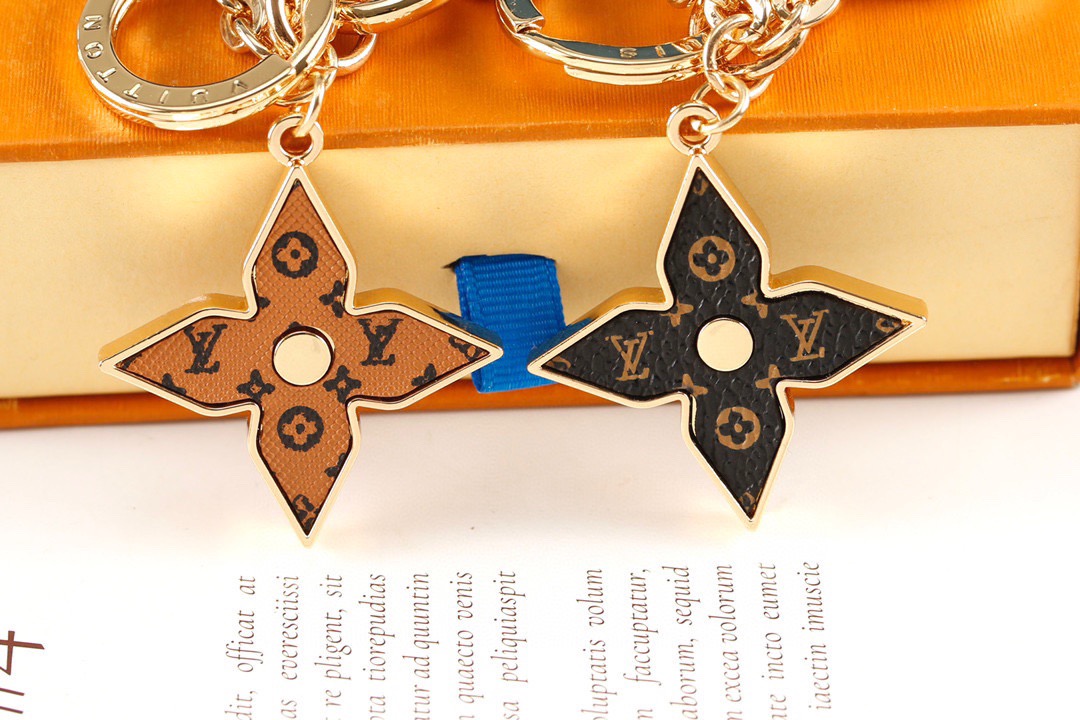 Louis Vuitton 루이비통 모노그램 플라워 LV 로고 참 키링 5