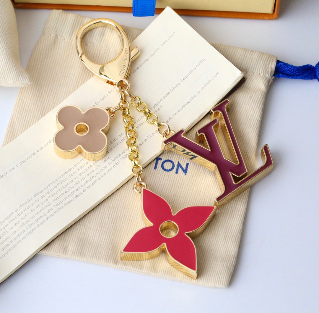 Louis Vuitton 루이비통 모노그램 플라워 LV 로고 키링 참 2