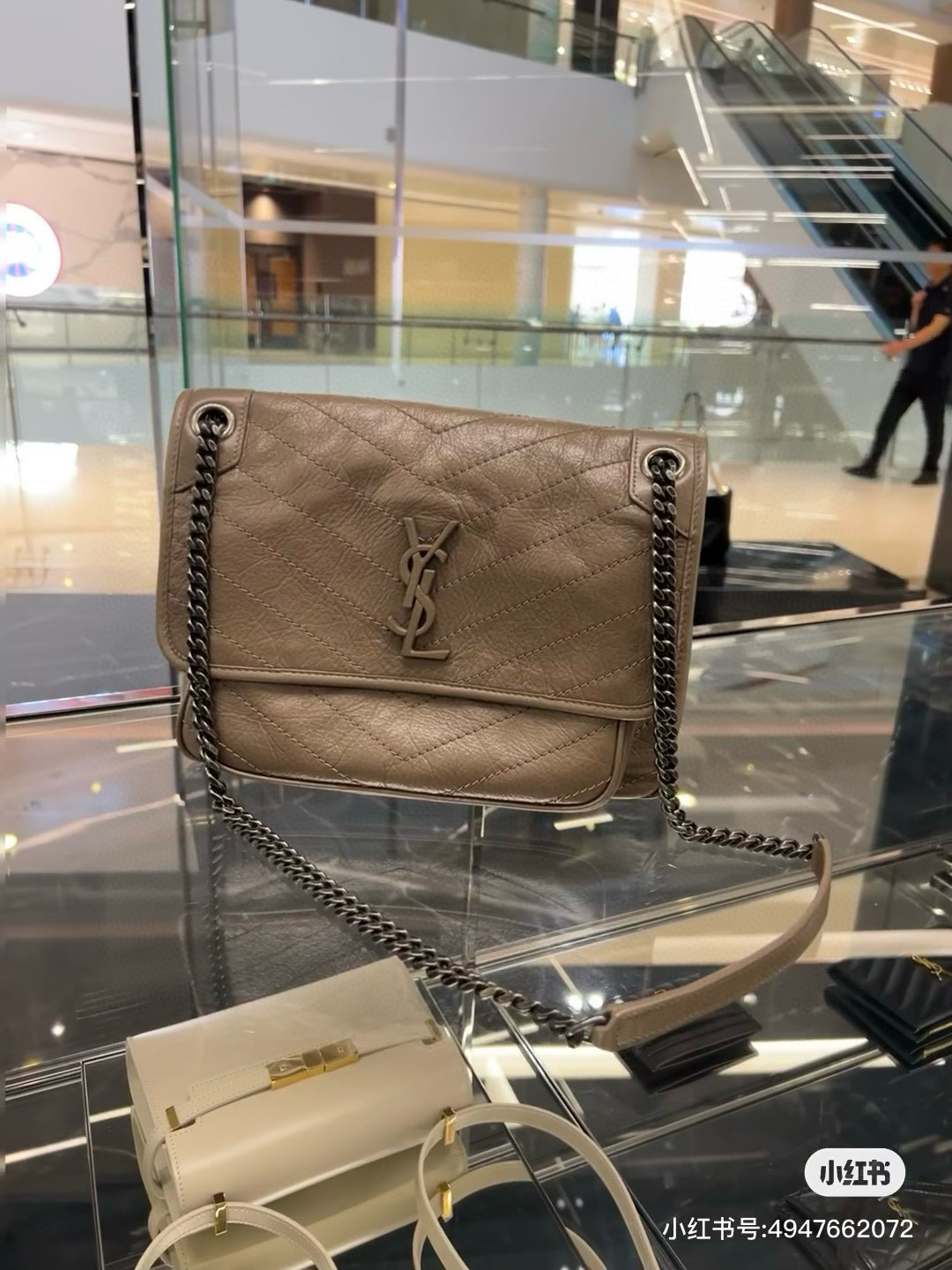 SAINT LAURENT NIKI 중형 빈티지 레더 숄더백 1