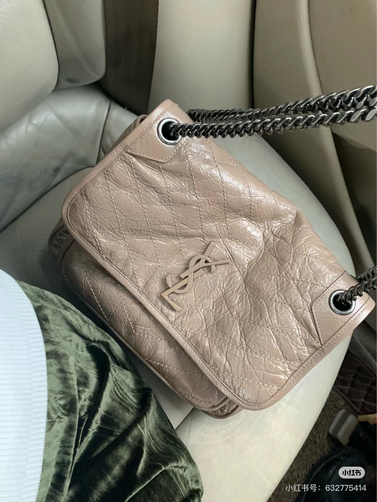 SAINT LAURENT NIKI 중형 빈티지 레더 숄더백 4