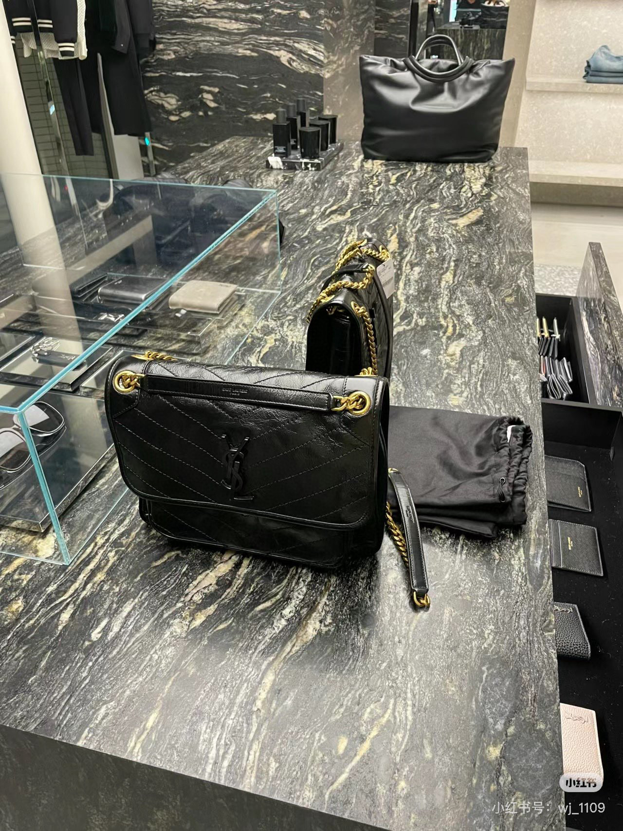 Saint Laurent 생로랑 니키 미디움 빈티지 레더 숄더백 1