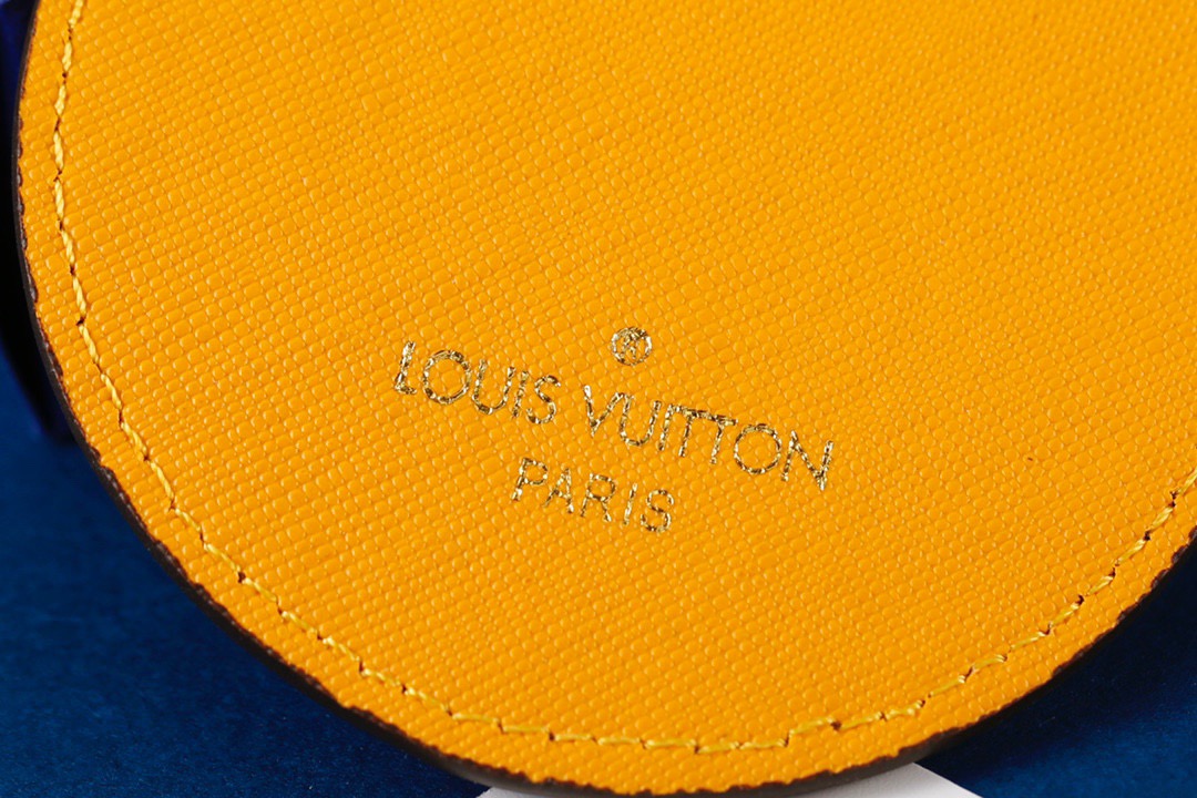 Louis Vuitton 루이비통 파리 쇼핑 일러스트 라운드 키링 참 4