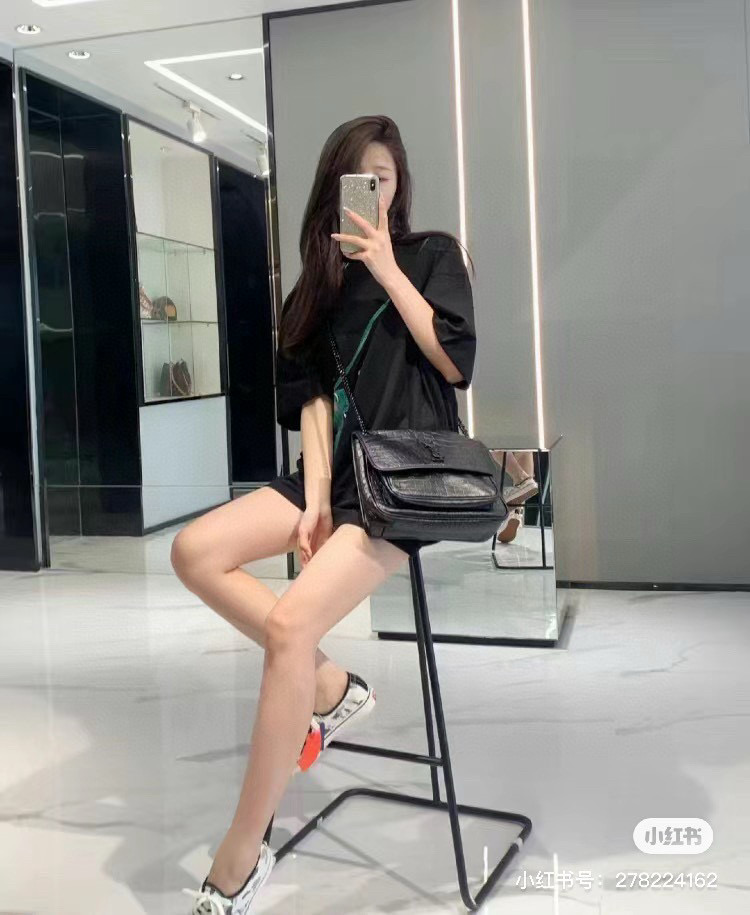 Saint Laurent NIKI 중형 악어 엠보싱 가죽 숄더백 8