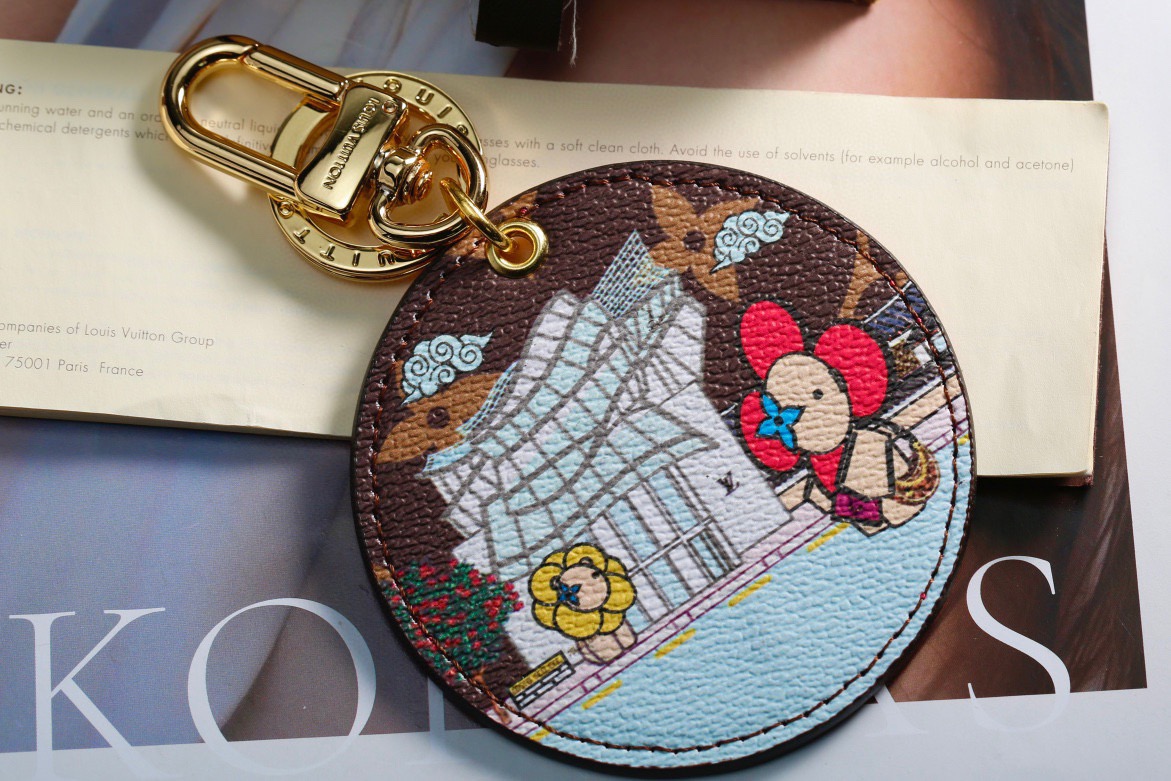 Louis Vuitton 루이비통 라운드 모노그램 일러스트 키홀더 참 17