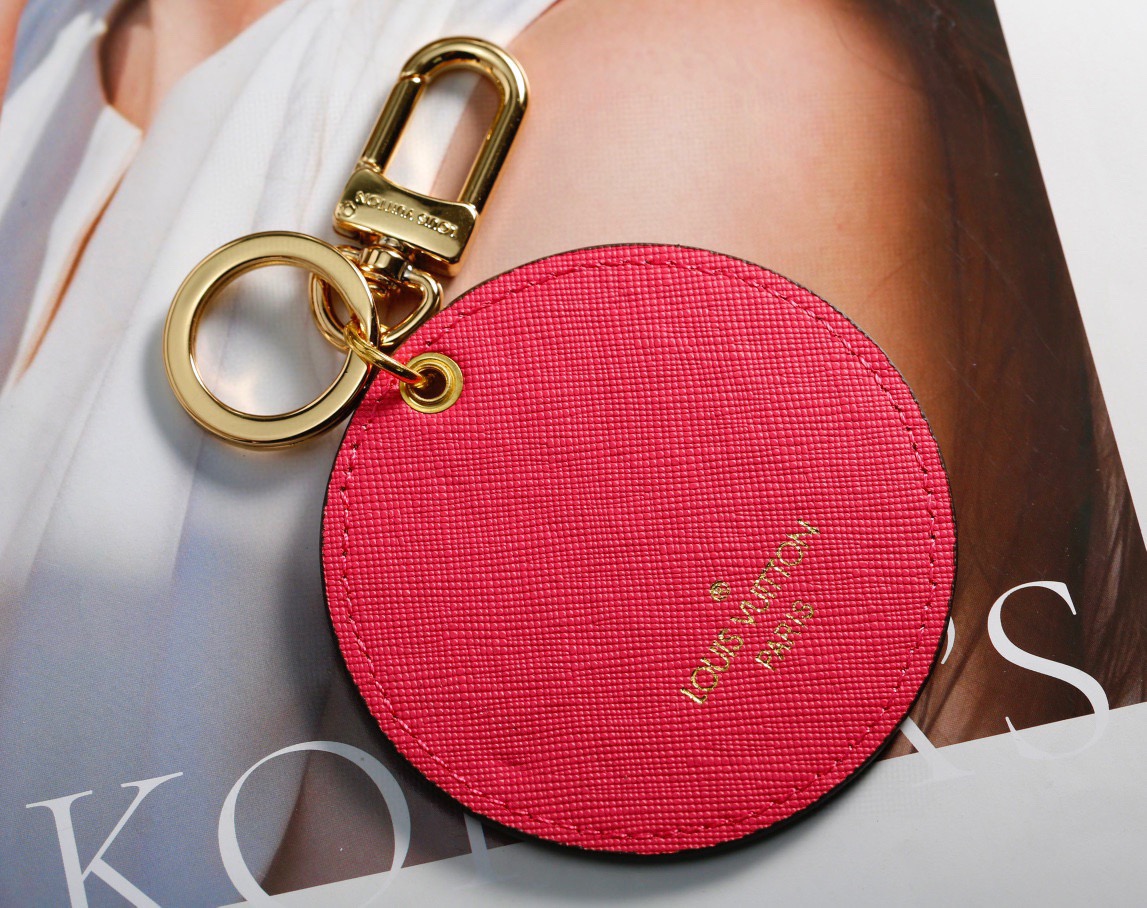 Louis Vuitton 루이비통 라운드 모노그램 일러스트 키홀더 참 18