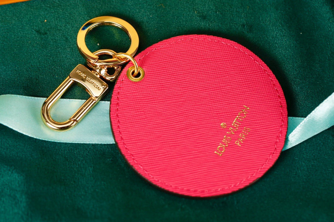 Louis Vuitton 루이비통 라운드 모노그램 일러스트 키홀더 참 24