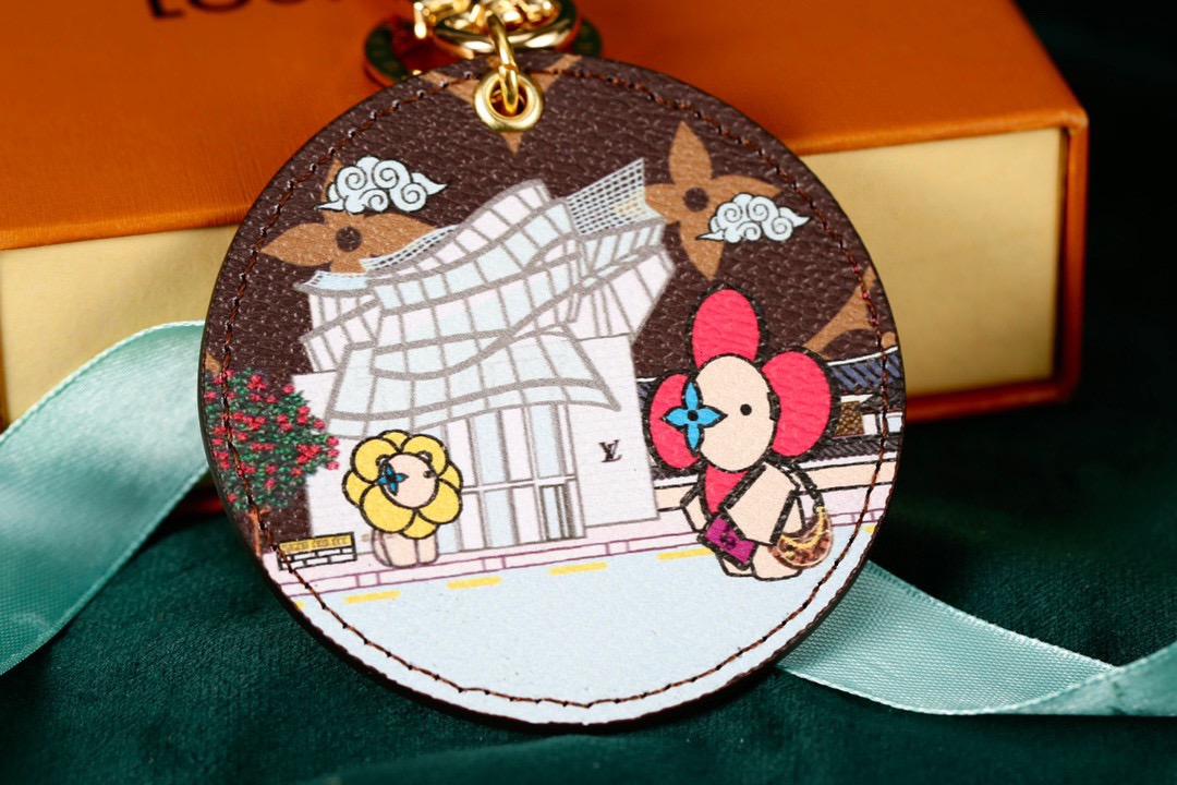 Louis Vuitton 루이비통 라운드 모노그램 일러스트 키홀더 참 25