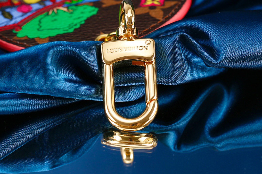 Louis Vuitton 루이비통 라운드 모노그램 일러스트 키홀더 참 29