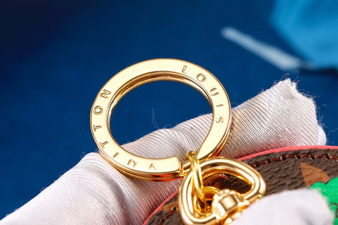 Louis Vuitton 루이비통 라운드 모노그램 일러스트 키홀더 참 30