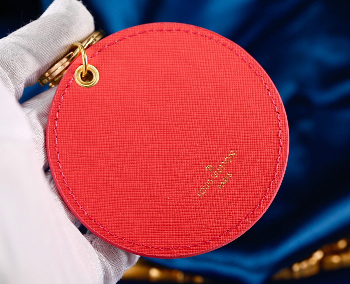 Louis Vuitton 루이비통 라운드 모노그램 일러스트 키홀더 참 31