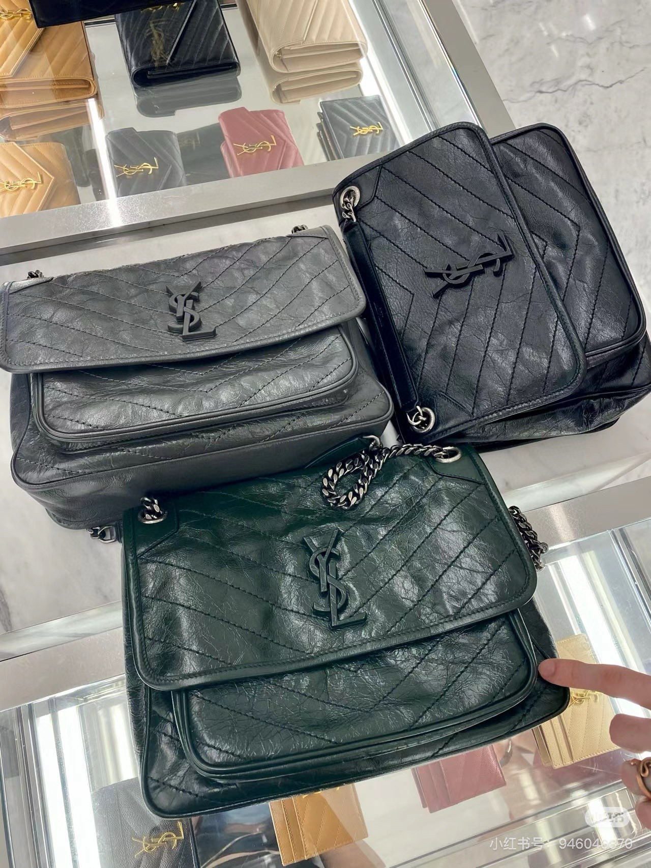 SAINT LAURENT NIKI 중형 빈티지 레더 숄더백 9