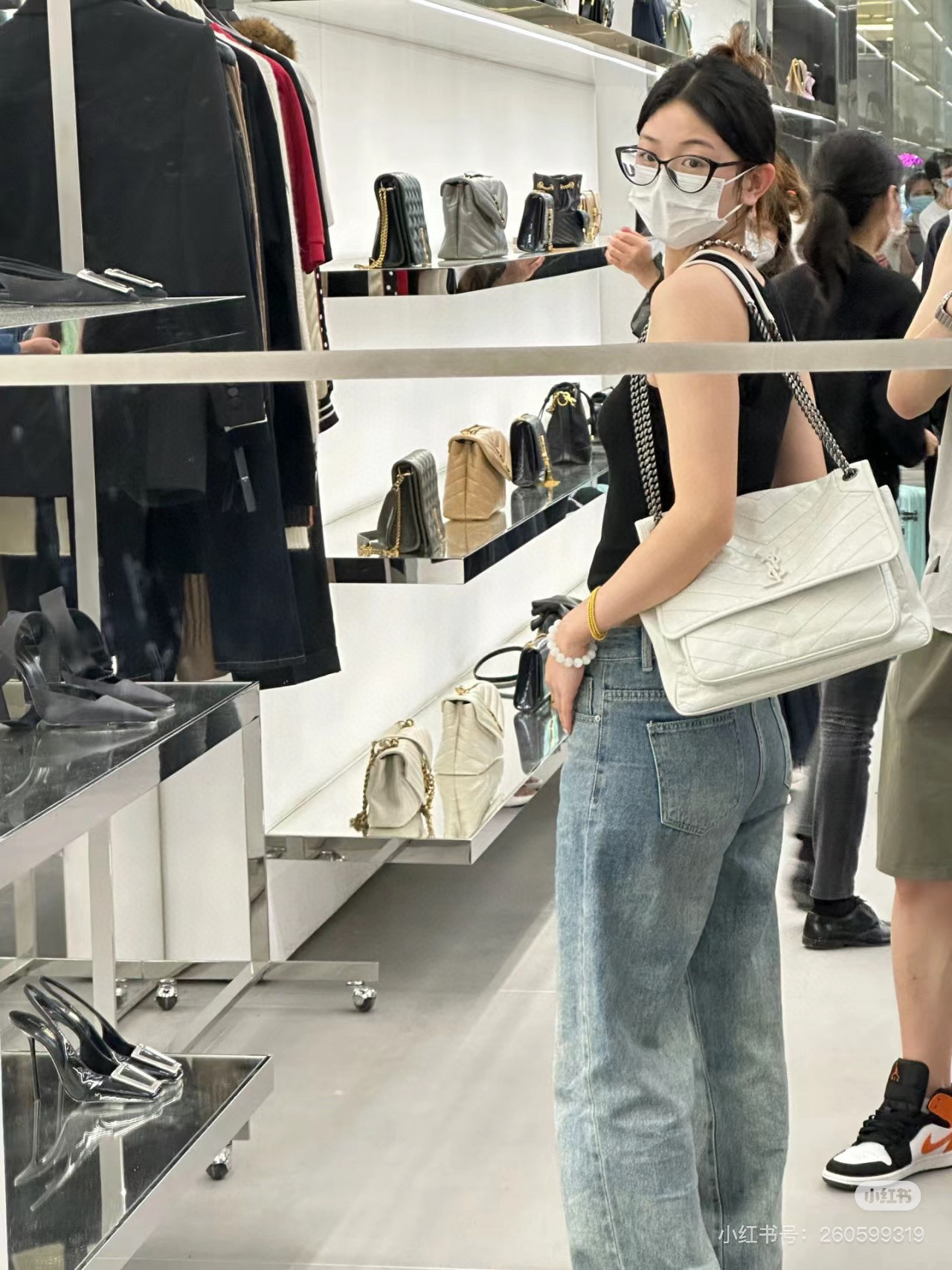 Saint Laurent NIKI 중형 빈티지 레더 숄더백 9