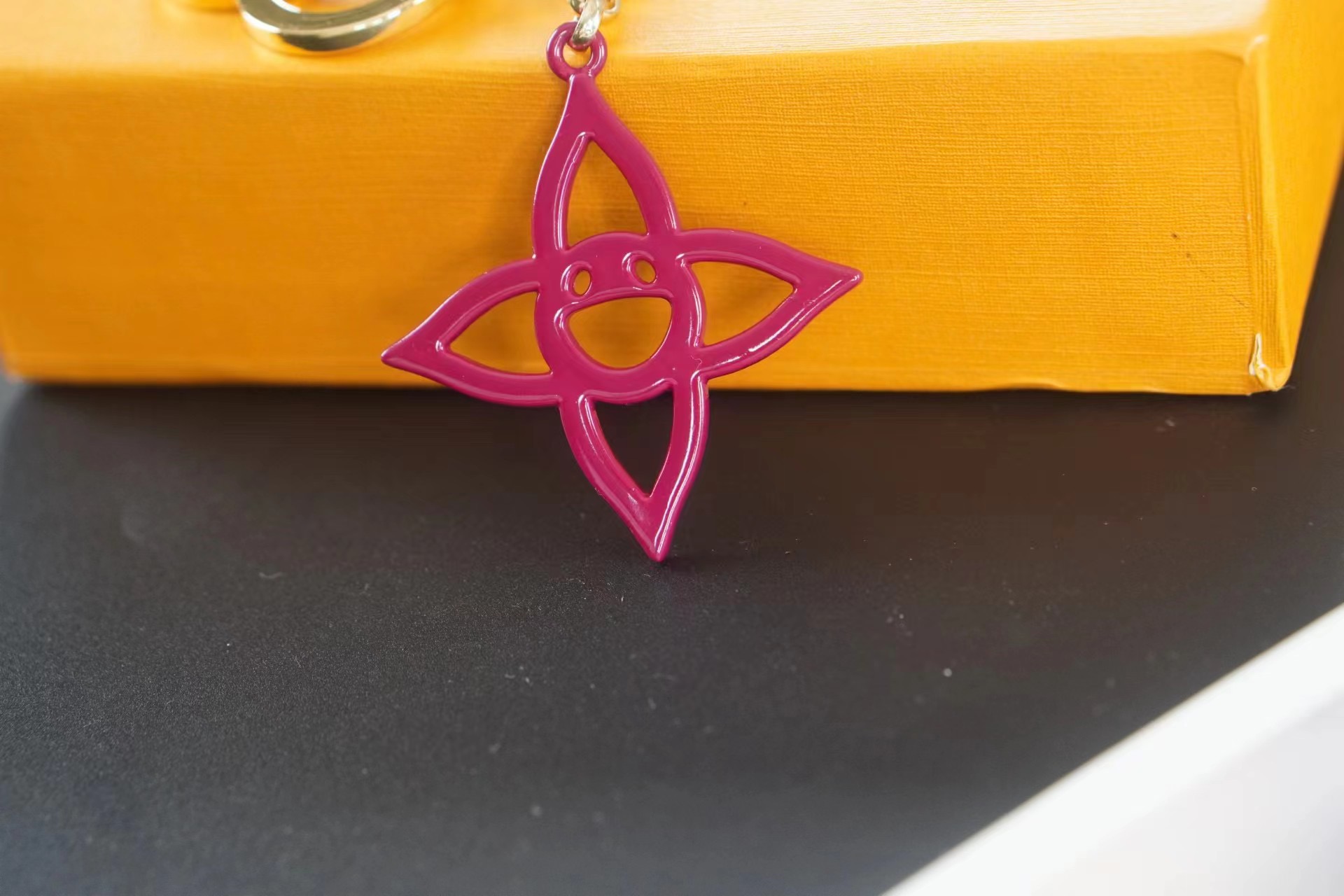 Louis Vuitton 루이비통 스마일 플라워 모노그램 키링 참 5