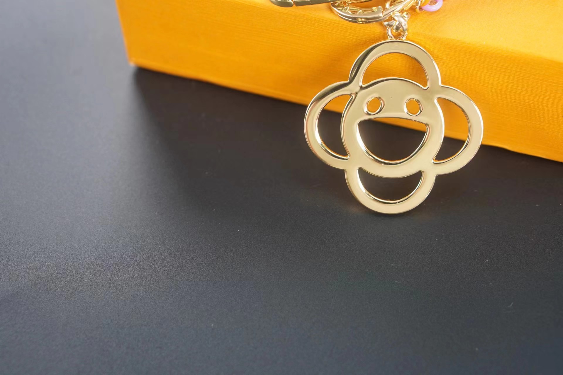 Louis Vuitton 루이비통 스마일 플라워 모노그램 키링 참 6