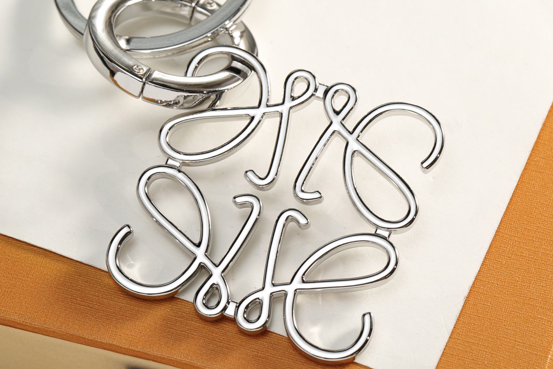 LOEWE 로에베 아나그램 메탈 키링 참 7