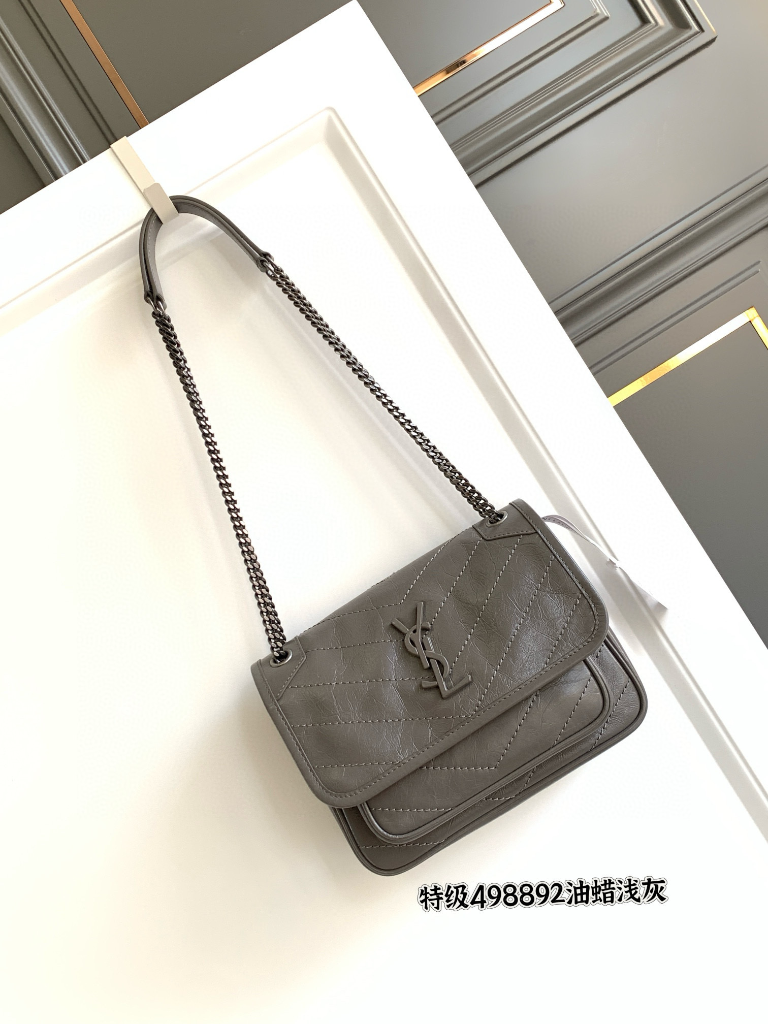 Saint Laurent Niki Baby 니키 베이비 니키 베이비 엠보 가죽 체인백 1