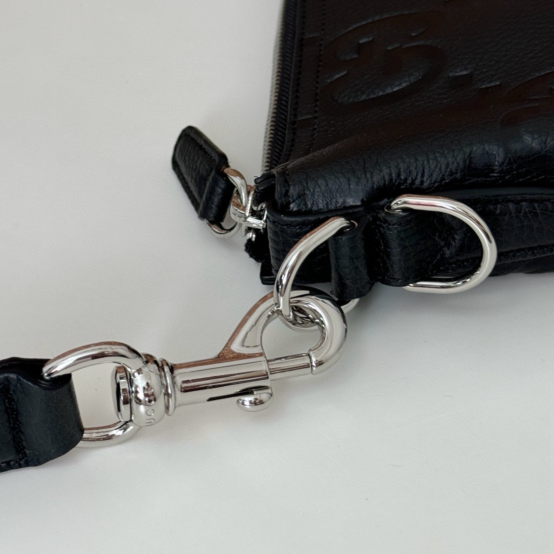 Gucci 구찌 바디 GG 엠보스드 레더 미디엄 숄더백 14