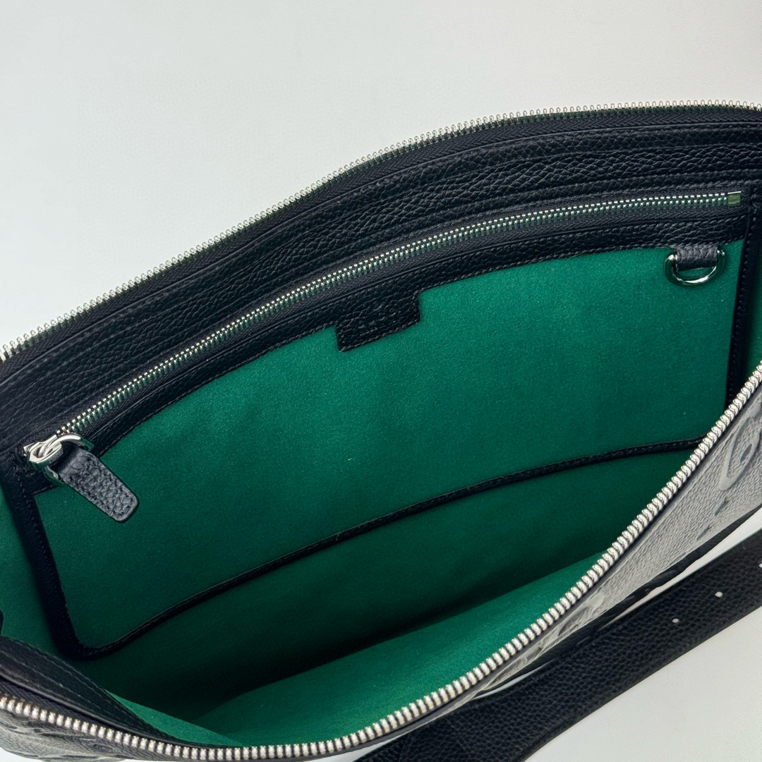 Gucci 구찌 바디 GG 엠보스드 레더 미디엄 숄더백 15