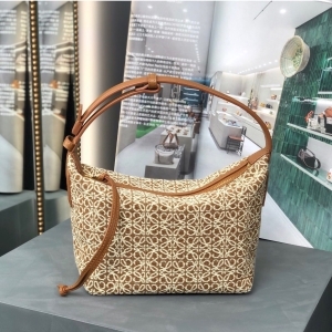 Loewe 로에베 2023 아나그램 자카드 큐비백 21CM