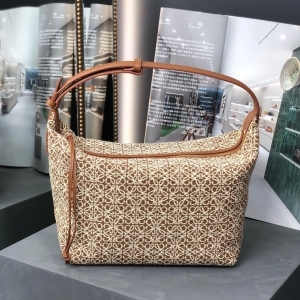 Loewe 로에베 2023 아나그램 자카드 큐비백 27CM