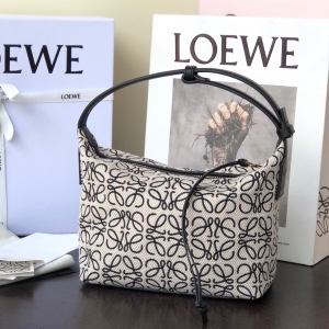 Loewe 로에베 2023 아나그램 자카드 큐비백 21cm